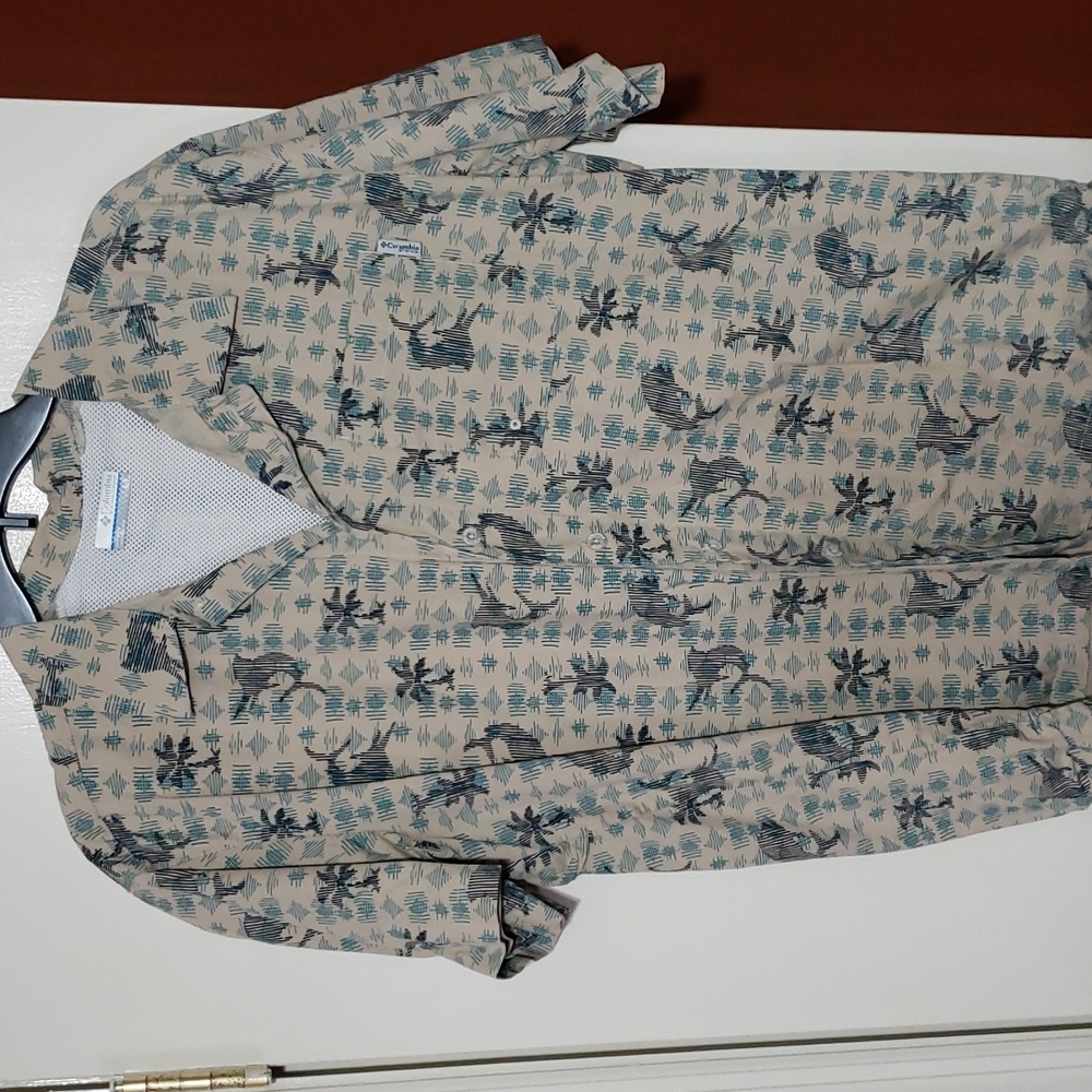 S/P MENS Columbia  performance fishing button up shoet sleeve shirt.